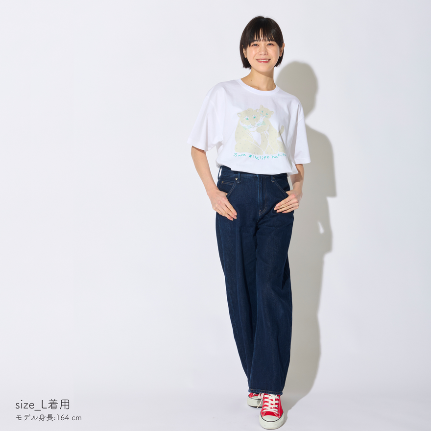 オーガニックコットン Tシャツ ユキヒョウの親子のリラックスタイム 白地 男女兼用