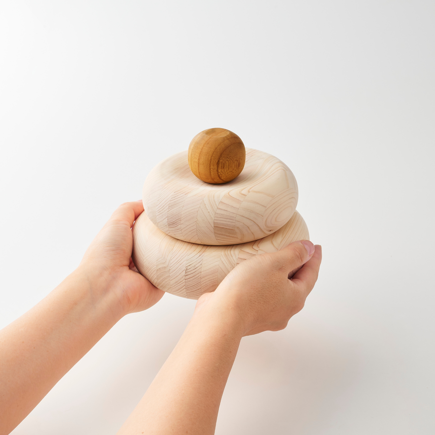 Green　木製　鏡餅　北海道十勝産コブシ材使用 小物トレーにもなる 木製 鏡餅飾り 森林認証 – WWFジャパン PANDA SHOP